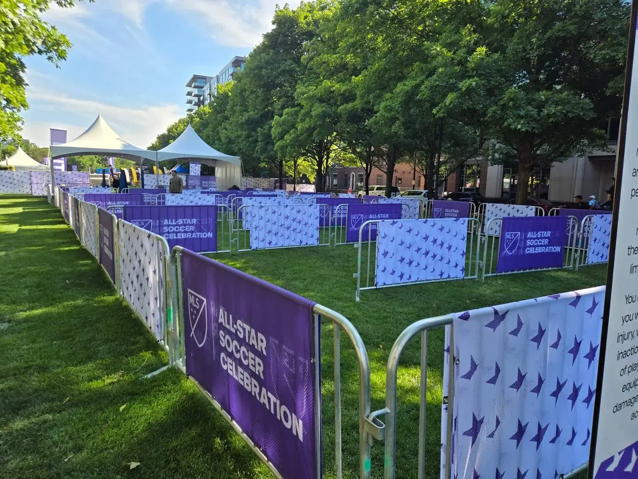 Barricadas con marca para control de multitudes — Midway Rent-A-Fence