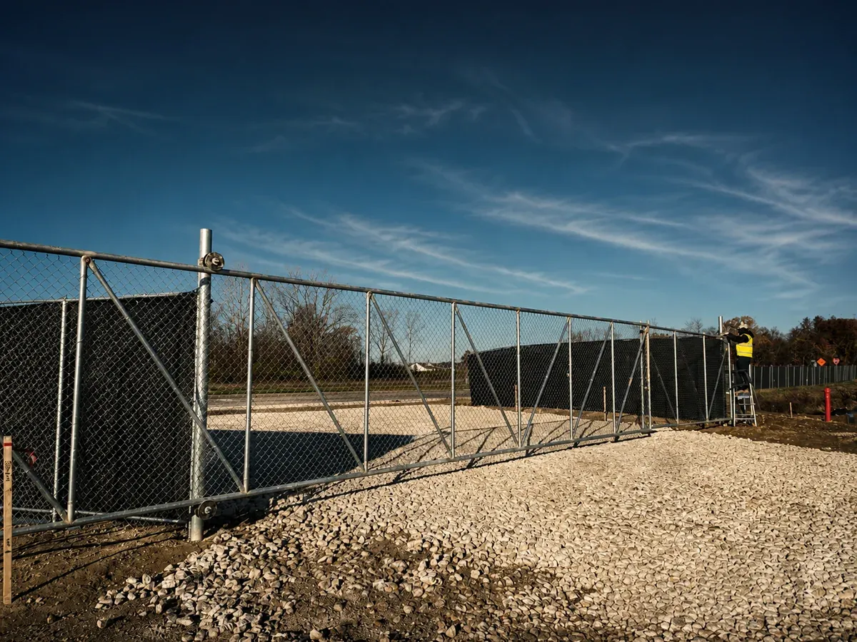 Construcción fencing project — Midway Rent-A-Fence