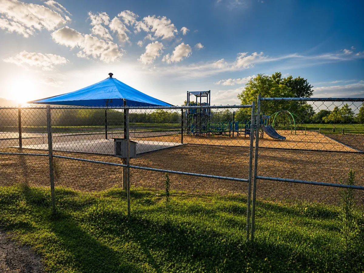 Escuelas fencing project — Midway Rent-A-Fence